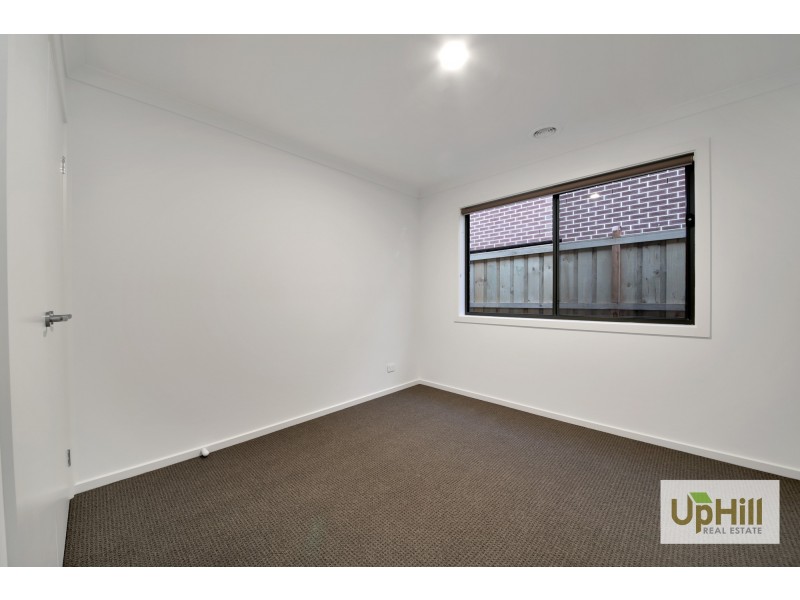 24 SCOTLAND CIRCUIT, Cranbourne West VIC 3977