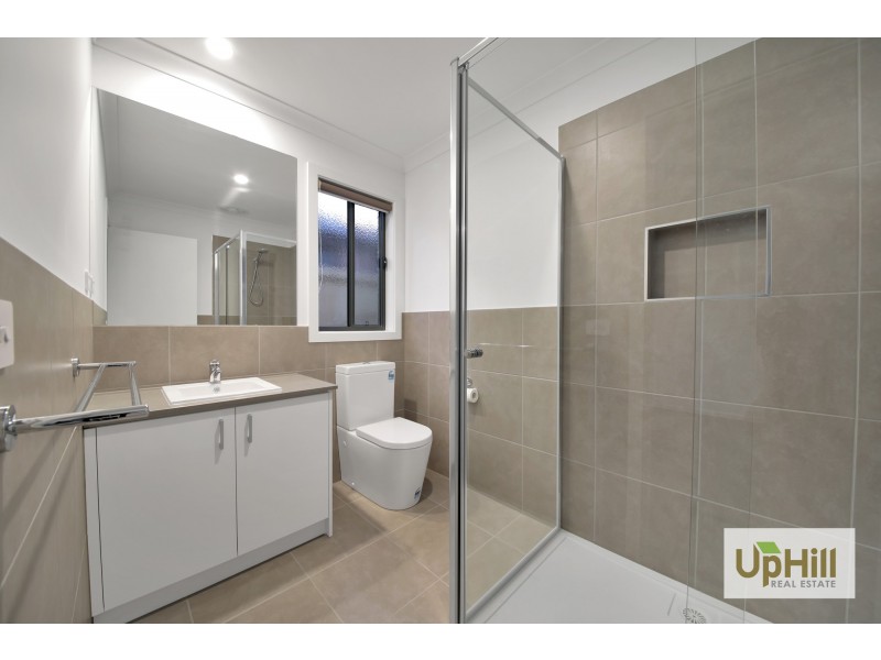 24 SCOTLAND CIRCUIT, Cranbourne West VIC 3977