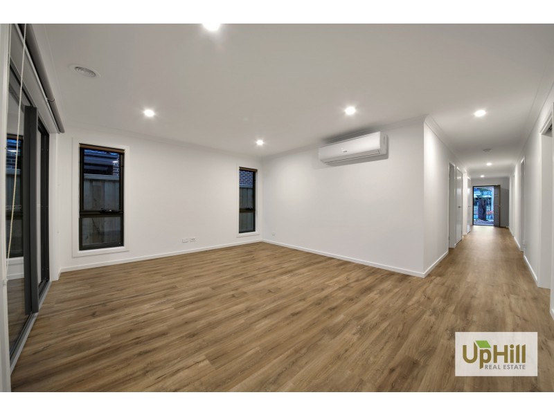 24 SCOTLAND CIRCUIT, Cranbourne West VIC 3977