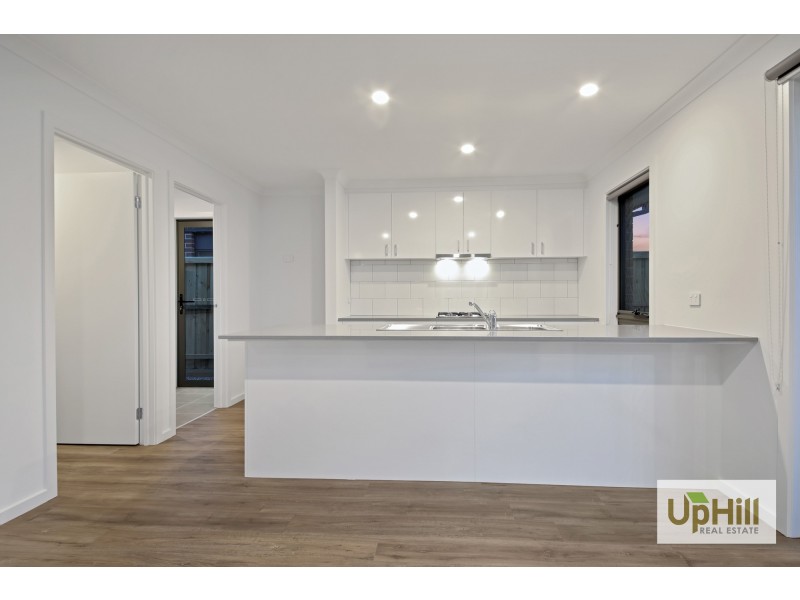 24 SCOTLAND CIRCUIT, Cranbourne West VIC 3977