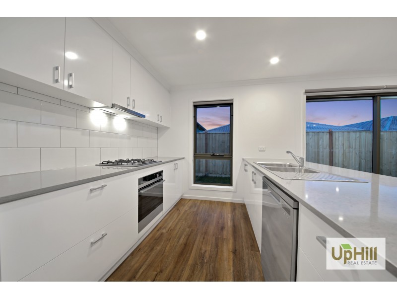 24 SCOTLAND CIRCUIT, Cranbourne West VIC 3977
