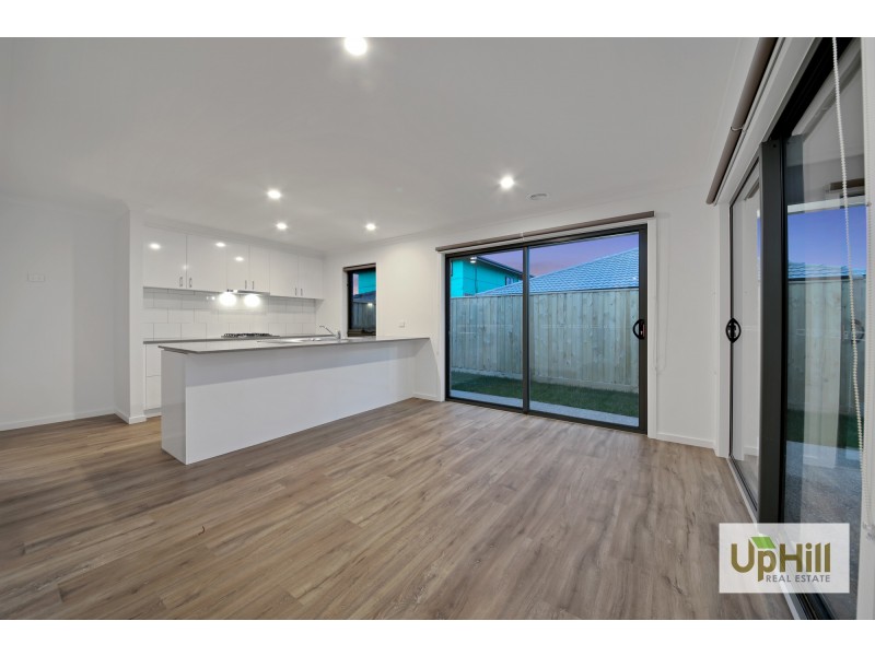 24 SCOTLAND CIRCUIT, Cranbourne West VIC 3977