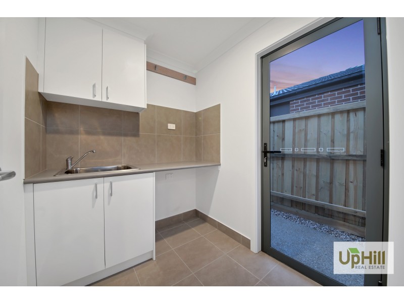 24 SCOTLAND CIRCUIT, Cranbourne West VIC 3977