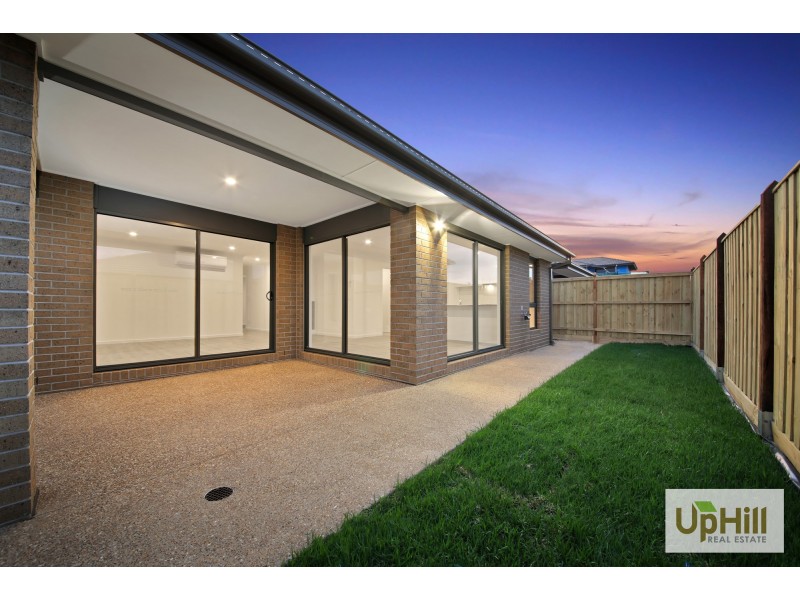 24 SCOTLAND CIRCUIT, Cranbourne West VIC 3977
