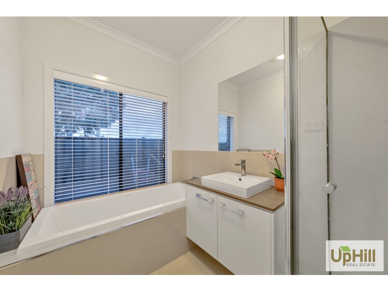 40 PALOMINO AVENUE, Clyde North VIC 3978