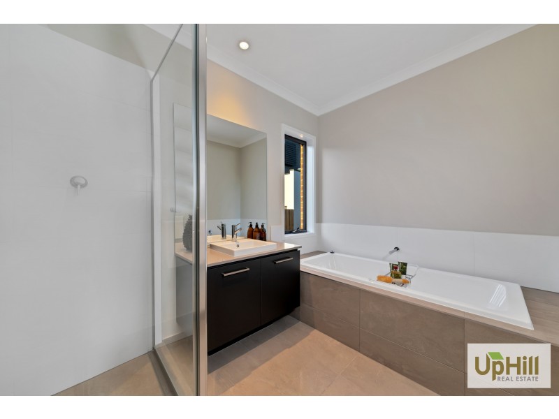 15 Keighery Drive, Clyde North VIC 3978