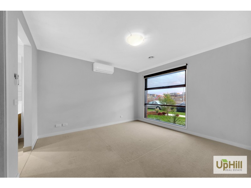 17 Blundy boulevard, Clyde North VIC 3978
