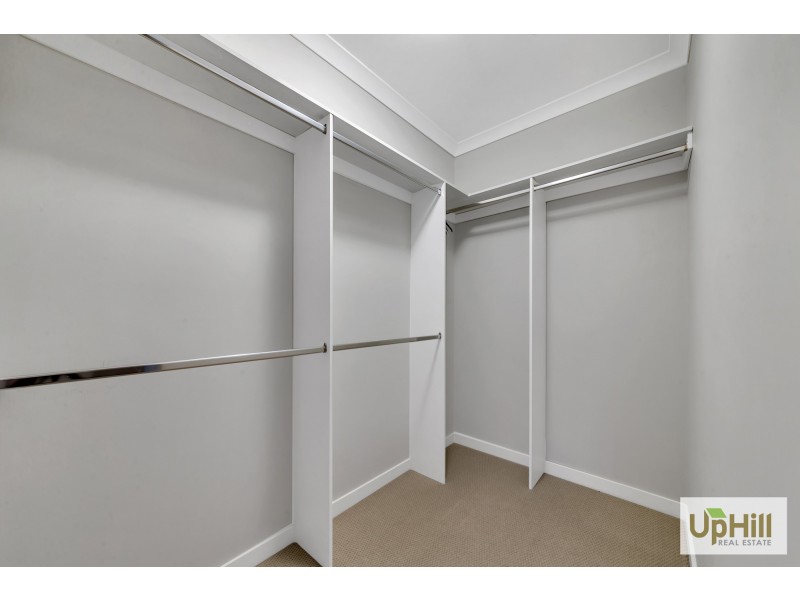 17 Blundy boulevard, Clyde North VIC 3978