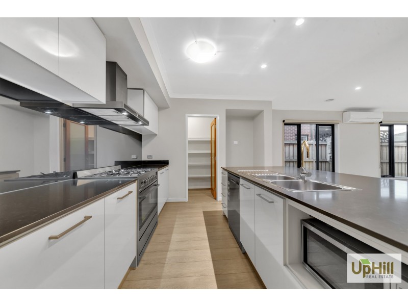 17 Blundy boulevard, Clyde North VIC 3978