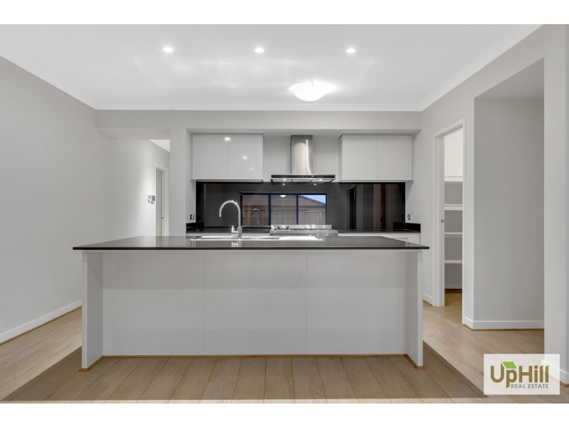 17 Blundy boulevard, Clyde North VIC 3978