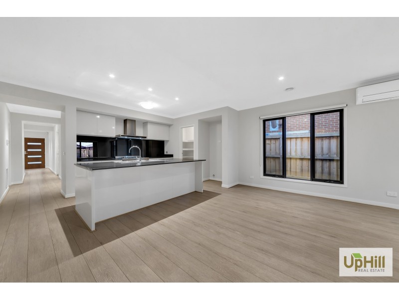 17 Blundy boulevard, Clyde North VIC 3978