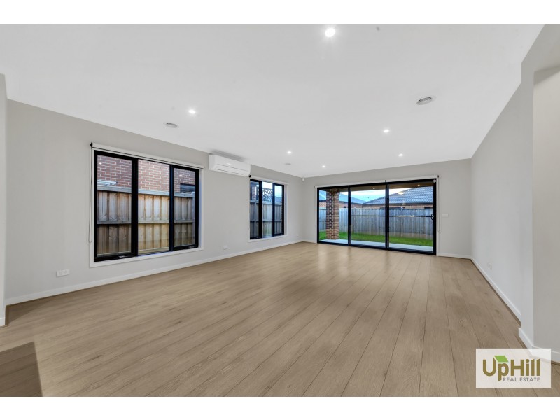 17 Blundy boulevard, Clyde North VIC 3978