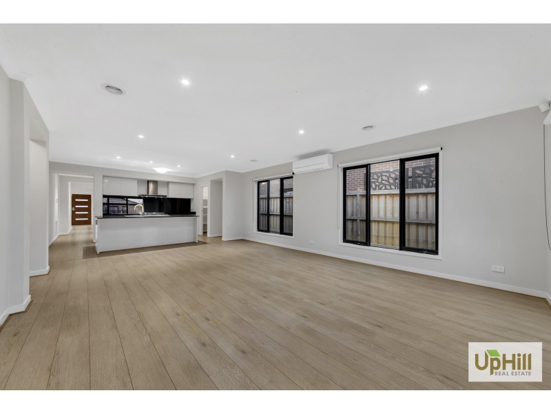 17 Blundy boulevard, Clyde North VIC 3978