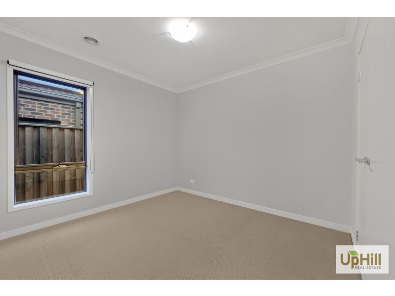 17 Blundy boulevard, Clyde North VIC 3978