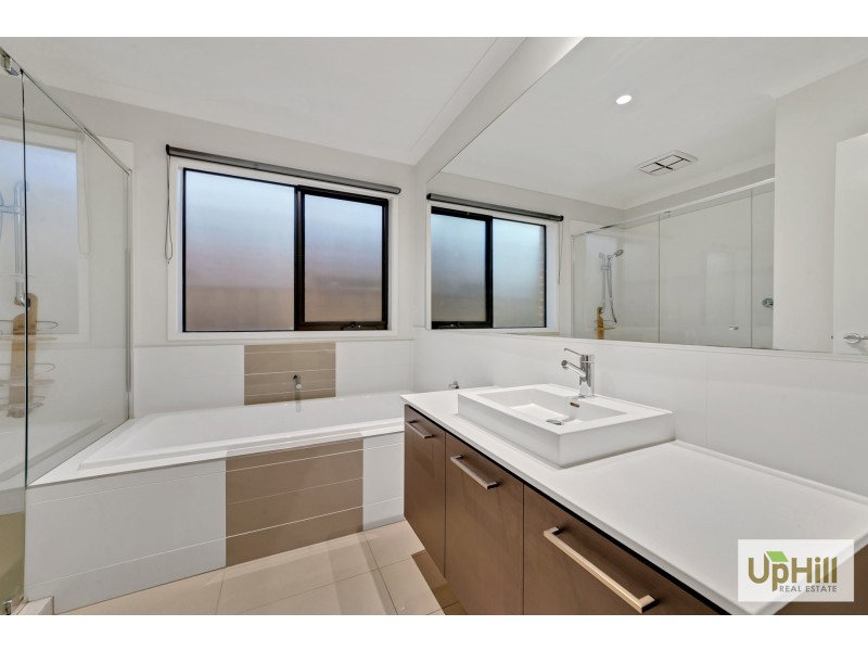 17 Blundy boulevard, Clyde North VIC 3978