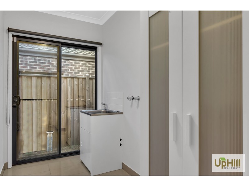 17 Blundy boulevard, Clyde North VIC 3978