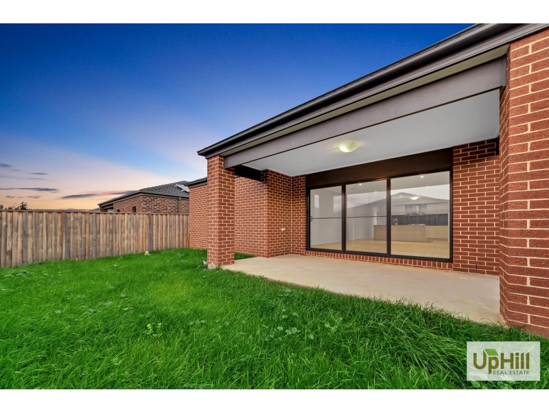 17 Blundy boulevard, Clyde North VIC 3978