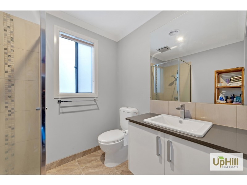 8 Dalziell Crescent, Cranbourne North VIC 3977