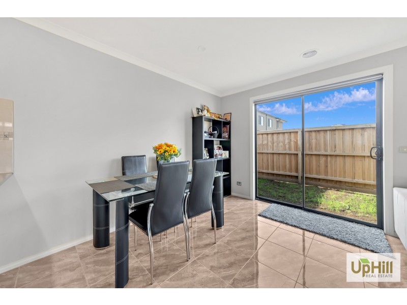 8 Dalziell Crescent, Cranbourne North VIC 3977