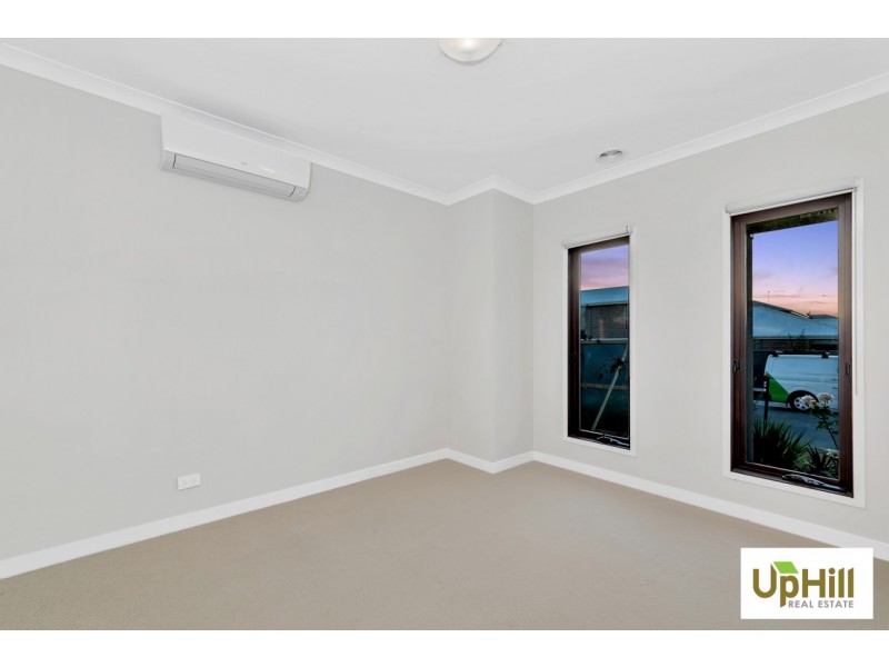 4 BELLHAVEN CIRCUIT, Clyde North VIC 3978
