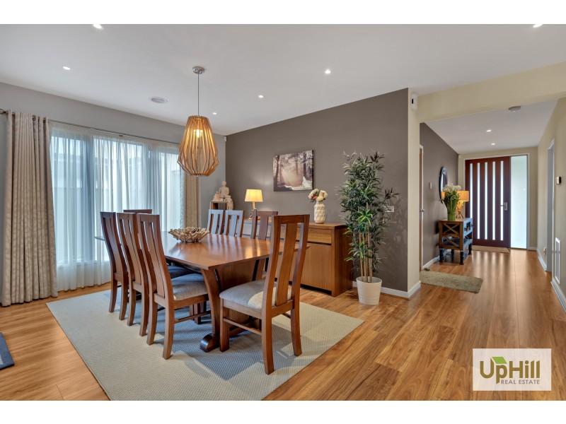 17 Hollingrove Avenue, Clyde North VIC 3978