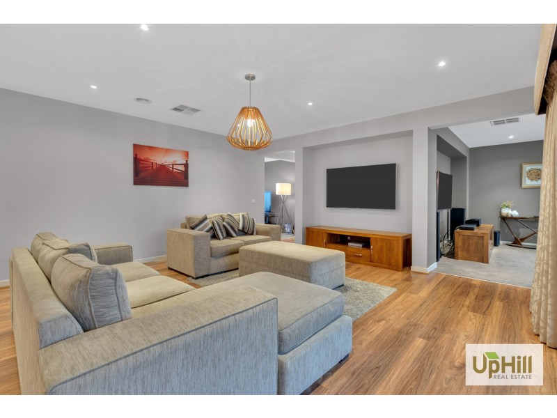 17 Hollingrove Avenue, Clyde North VIC 3978