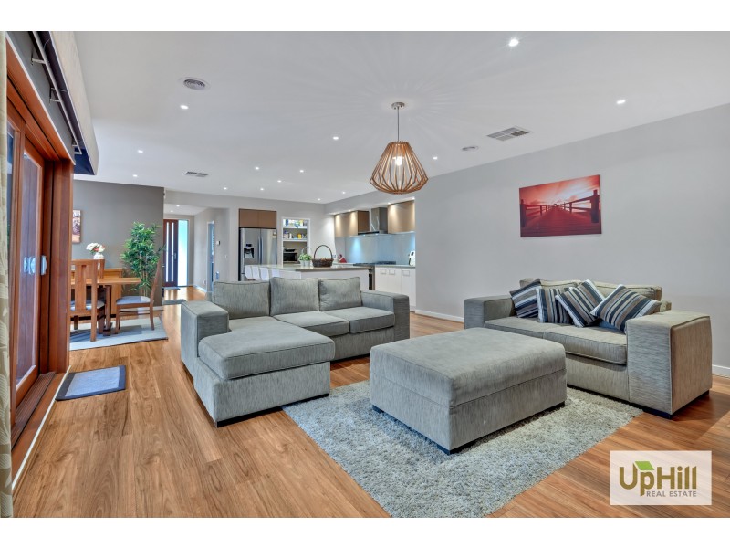 17 Hollingrove Avenue, Clyde North VIC 3978