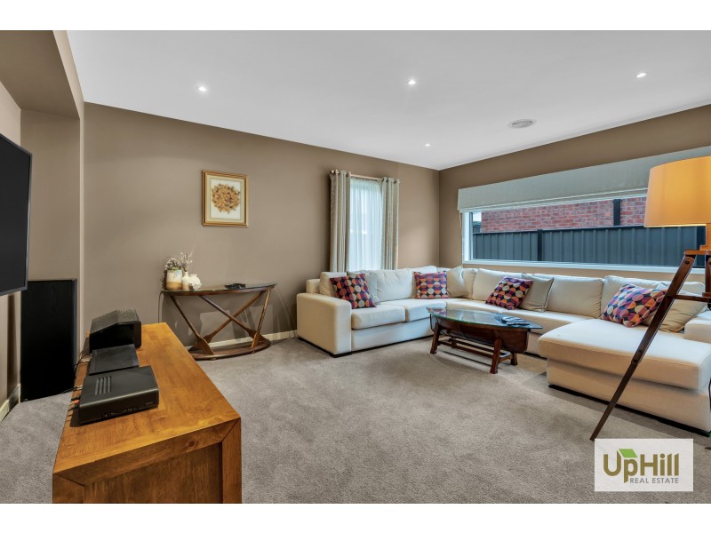 17 Hollingrove Avenue, Clyde North VIC 3978