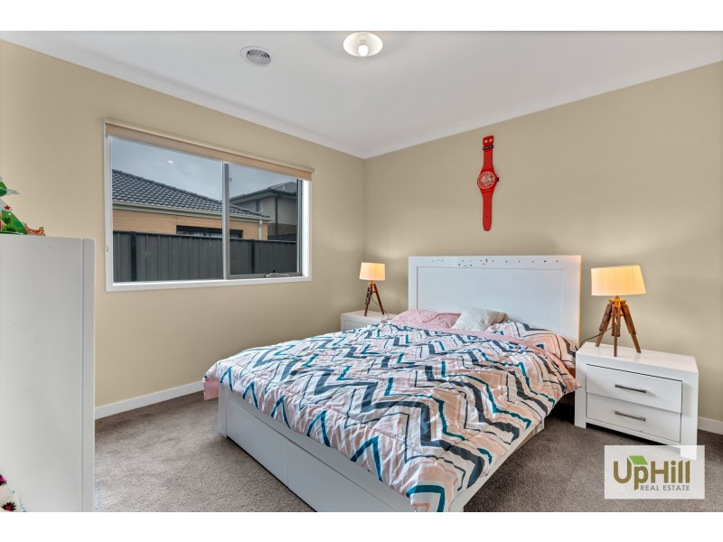 17 Hollingrove Avenue, Clyde North VIC 3978