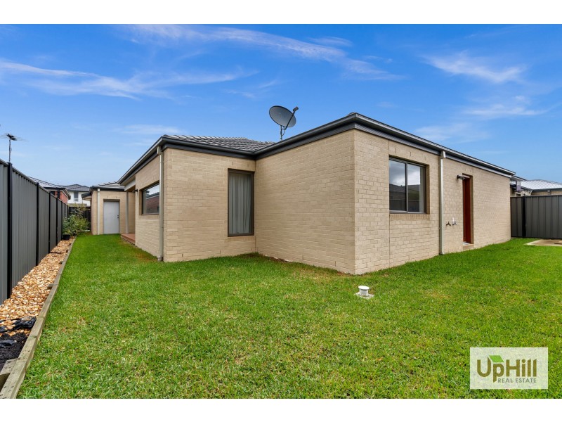 17 Hollingrove Avenue, Clyde North VIC 3978