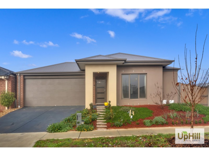10 CARISBROOKE WAY, Clyde North VIC 3978