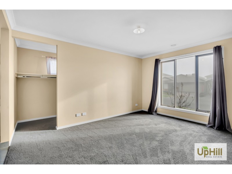 10 CARISBROOKE WAY, Clyde North VIC 3978