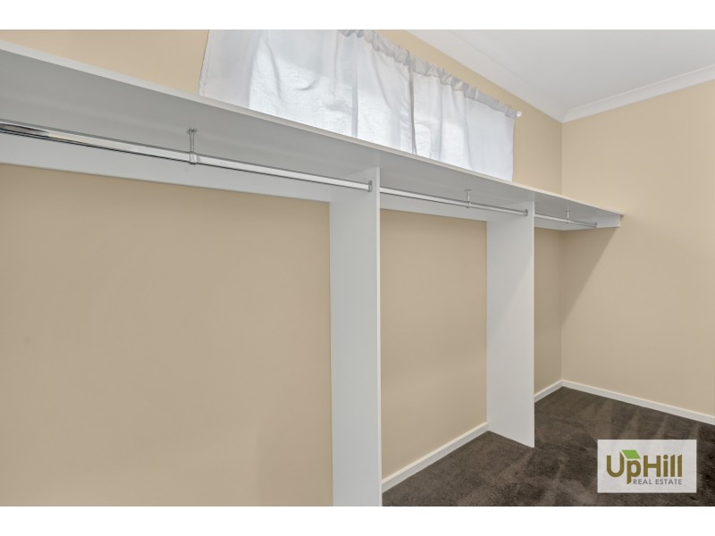 10 CARISBROOKE WAY, Clyde North VIC 3978