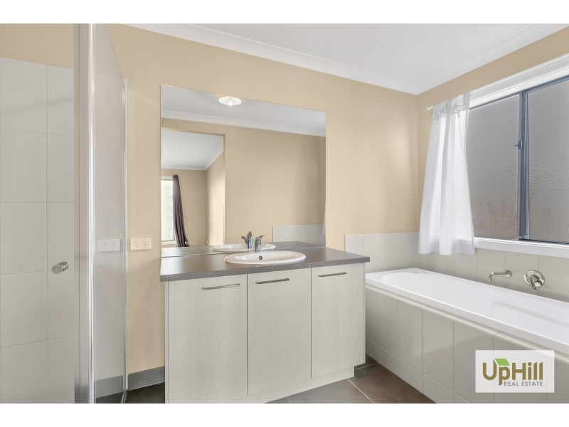 10 CARISBROOKE WAY, Clyde North VIC 3978