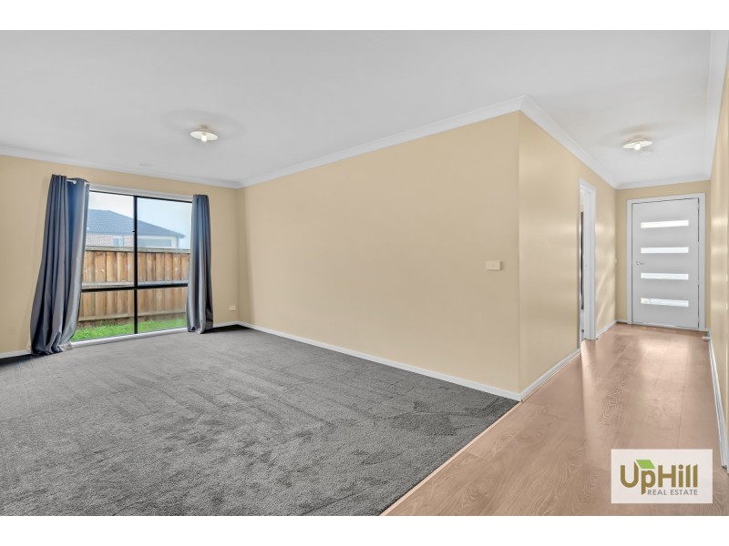 10 CARISBROOKE WAY, Clyde North VIC 3978