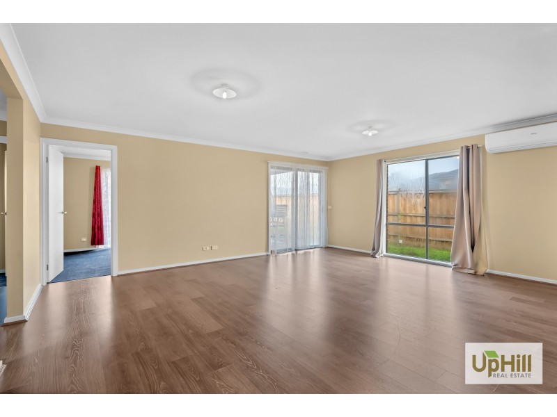 10 CARISBROOKE WAY, Clyde North VIC 3978