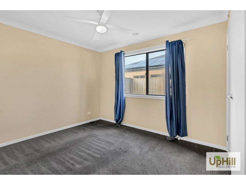 10 CARISBROOKE WAY, Clyde North VIC 3978