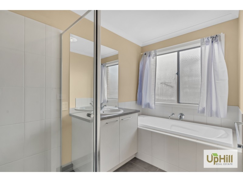 10 CARISBROOKE WAY, Clyde North VIC 3978