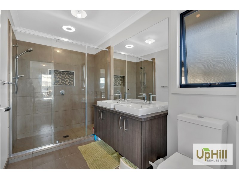 16 PITFIELD AVENUE, Cranbourne East VIC 3977