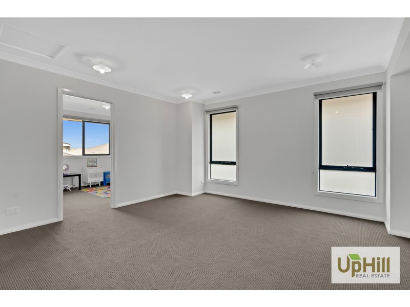 16 PITFIELD AVENUE, Cranbourne East VIC 3977