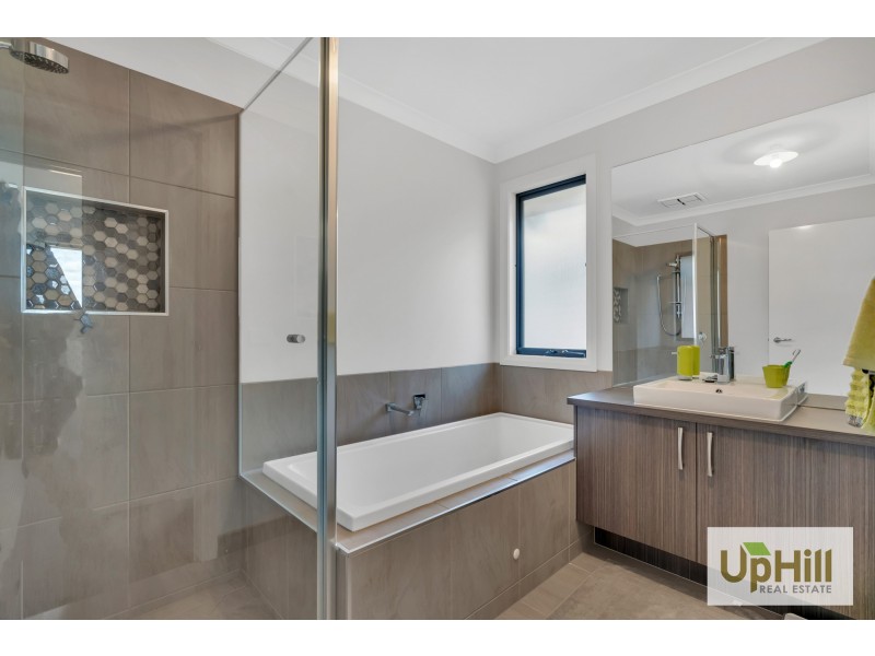 16 PITFIELD AVENUE, Cranbourne East VIC 3977