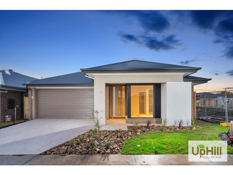 8  Savage Way, Clyde North VIC 3978