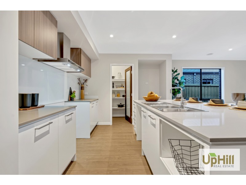 8  Savage Way, Clyde North VIC 3978