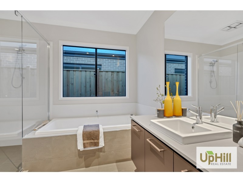 8  Savage Way, Clyde North VIC 3978