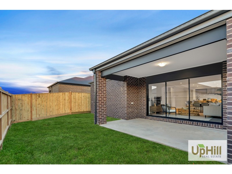 8  Savage Way, Clyde North VIC 3978