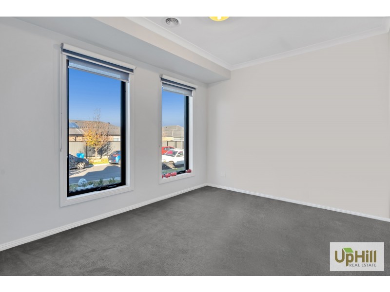 15 Paso Grove, Clyde North VIC 3978