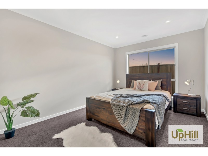 35 BABYLON CRESCENT, Clyde North VIC 3978