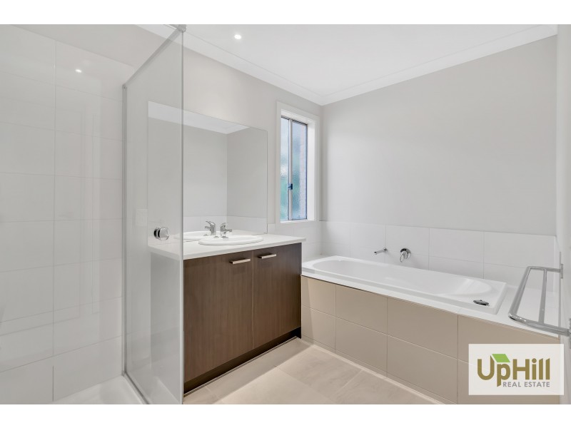 284 CASEY FIELDS BLVD, Cranbourne East VIC 3977