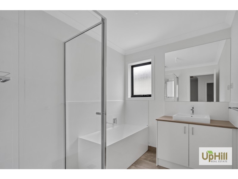 52 INNES COURT, Berwick VIC 3806