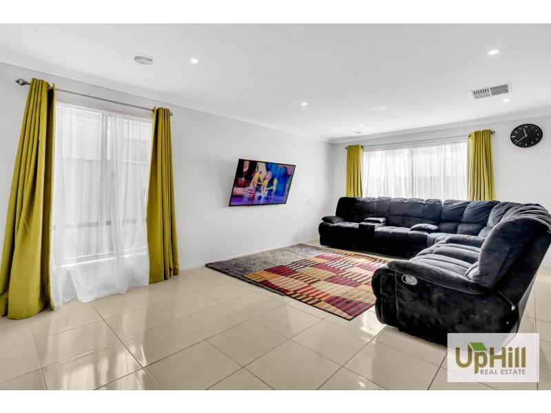 12 BARTER CRESCENT, Cranbourne East VIC 3977